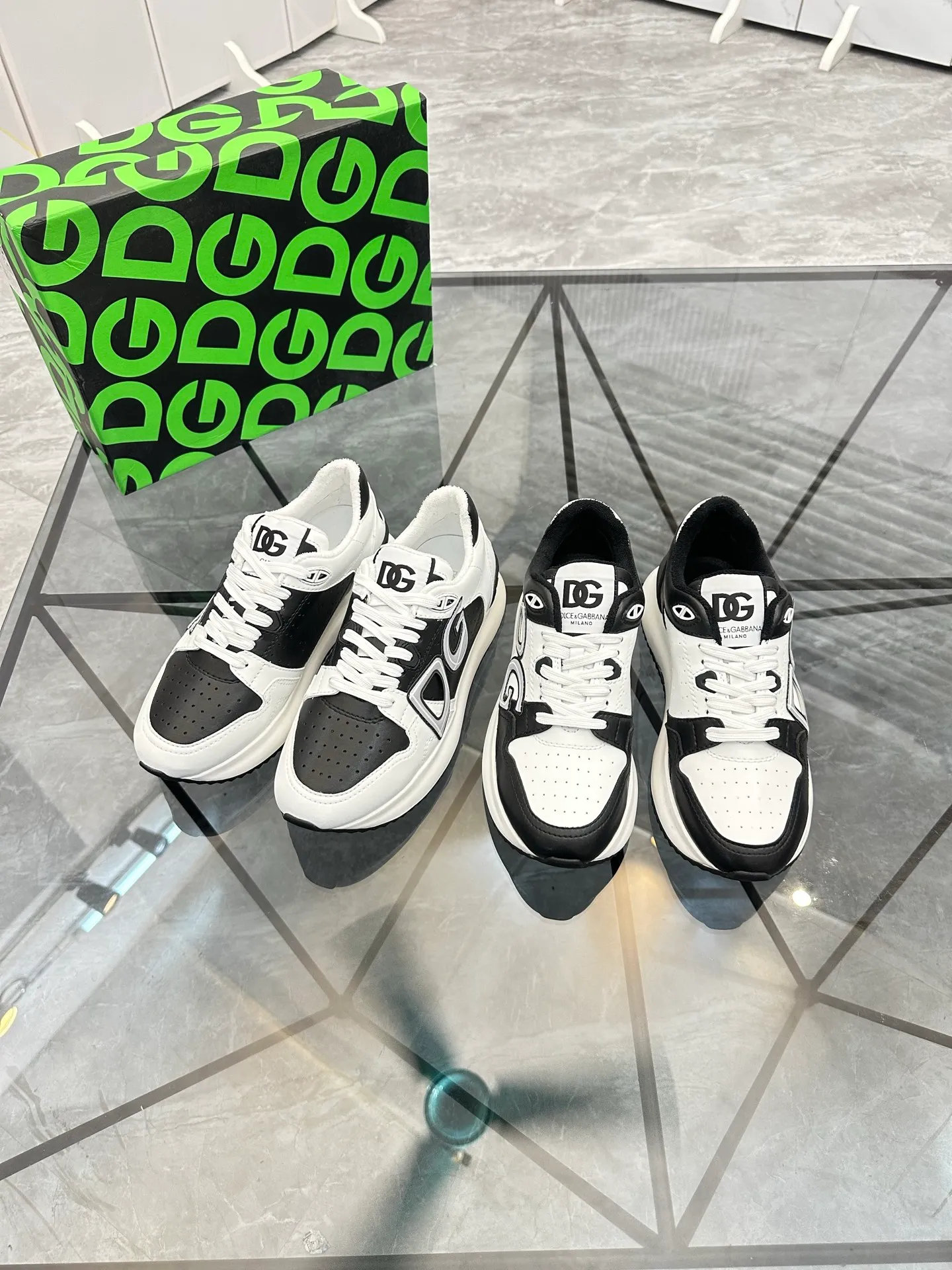 Men's shoes: 💰P500¥ Product trademark: DG "Dolce & Gabbana*" low-top sneakers Regular size: 38-44 (can be customized to 45.46.) Product materials: Upper imported cowhide stitching original material, breathable lining, original outsole. Number: 803